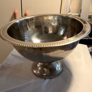 Large capacity silver toned bowl